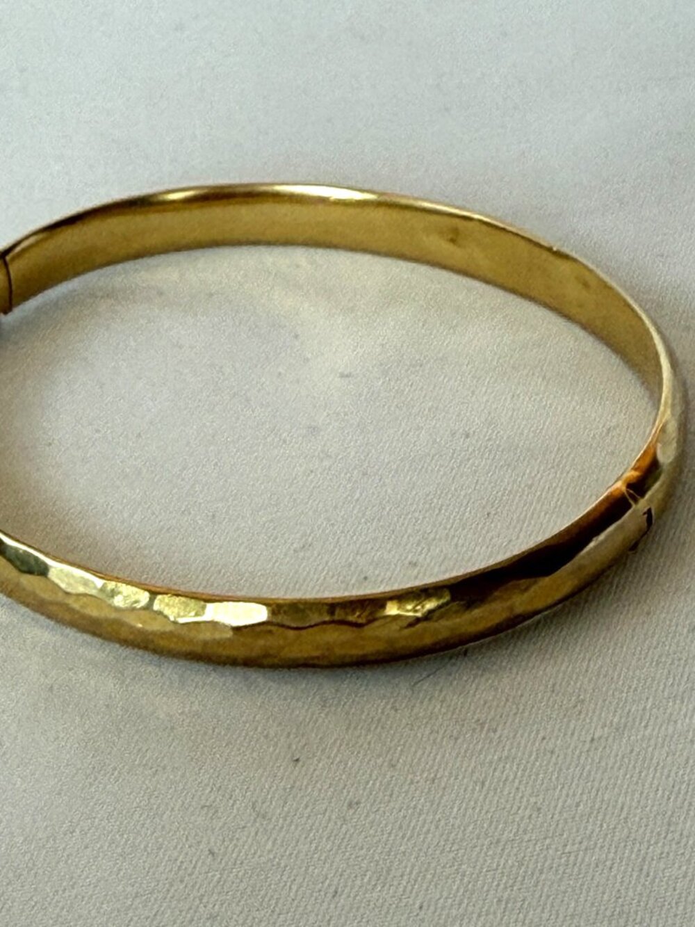VINTAGE 14K YELLOW GOLD BANGLE BRACELET HAMMERED HINGED 8g ESTATE